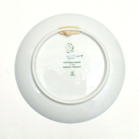Royal Copenhagen Winter Twilight 1974 Christmas Plate 7 1/4" - Picture 5 of 6